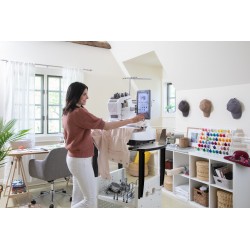 Machine à broder BROTHER PR680W Entrepreneur + Table VRPRNSTD et Système casquette PRCF3 offerts