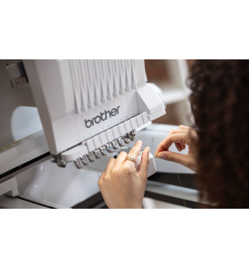 Machine à broder BROTHER PR1060W + Meuble VRPRNSTD et Système casqu...