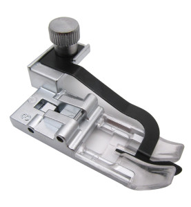 Pied avec guide central recouvreuse JANOME réf 795819108